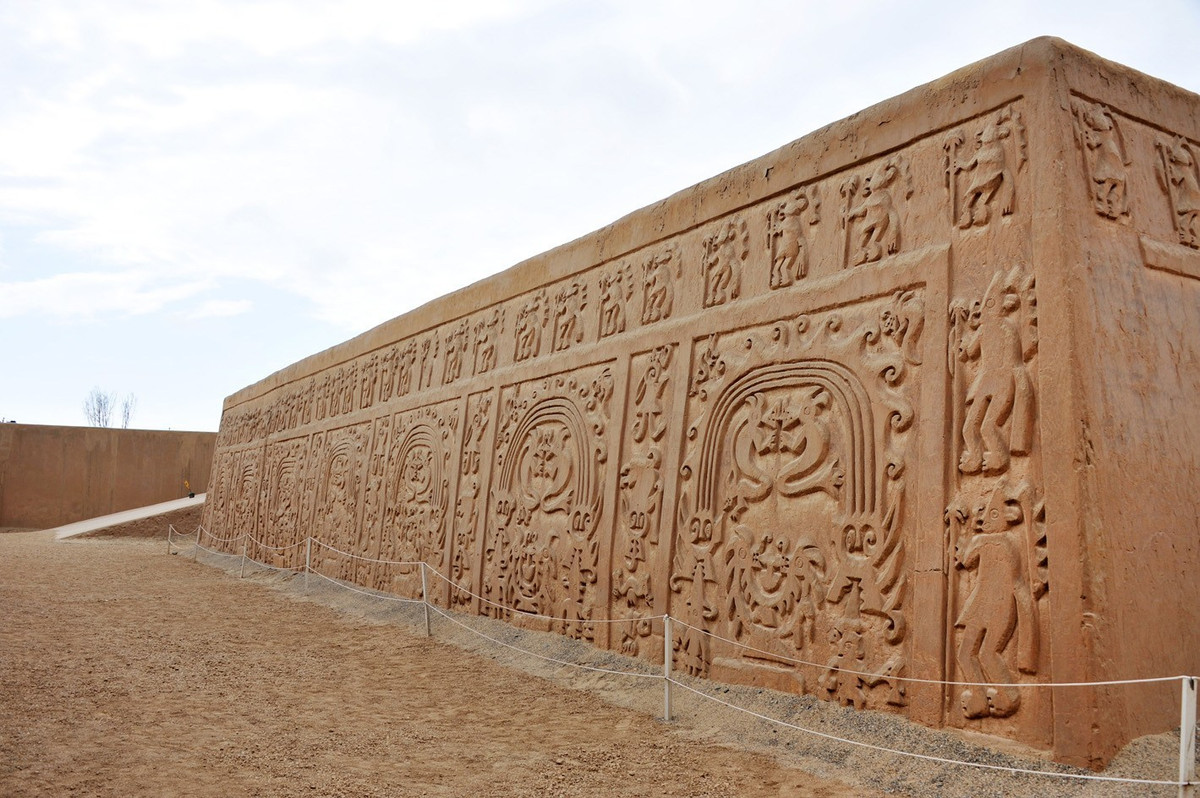 Một giả thuyết cho rằng, người Chimu có thể sử dụng cổ vật trên để liên lạc với nhau từ phòng này sang phòng khác. Họ làm như vậy để tránh tiếp xúc trực tiếp và giữ bí mật về danh tính, thân thế của người sử dụng cũng như đảm bảo an toàn. Từ đây, người ta suy đoán nó có thể được tầng lớp quý tộc, thượng lưu hay các thầy tu sử dụng.