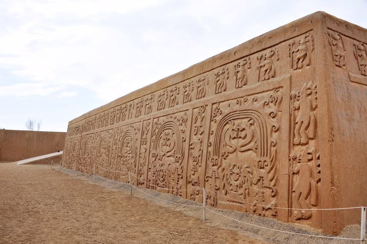 Một giả thuyết cho rằng, người Chimu có thể sử dụng cổ vật trên để liên lạc với nhau từ phòng này sang phòng khác. Họ làm như vậy để tránh tiếp xúc trực tiếp và giữ bí mật về danh tính, thân thế của người sử dụng cũng như đảm bảo an toàn. Từ đây, người ta suy đoán nó có thể được tầng lớp quý tộc, thượng lưu hay các thầy tu sử dụng.