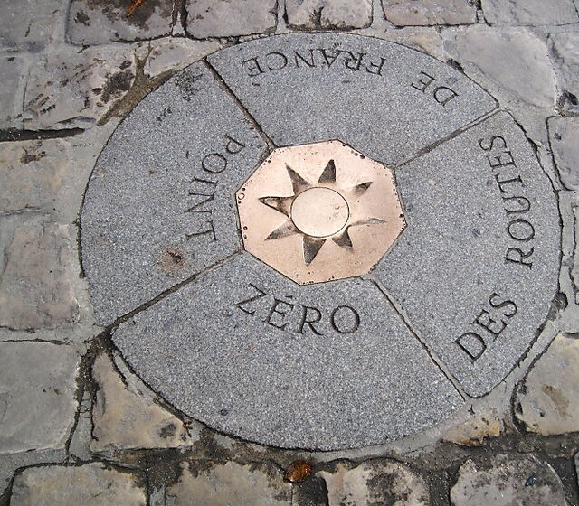 Khi đến Km0 ở thủ đô Paris, du khách không chỉ chụp ảnh mà còn ném đồng xu cầu may hay những cặp đôi trao cho nhau những nụ nồng thắm để cầu mong sẽ mãi hạnh phúc bên nhau.