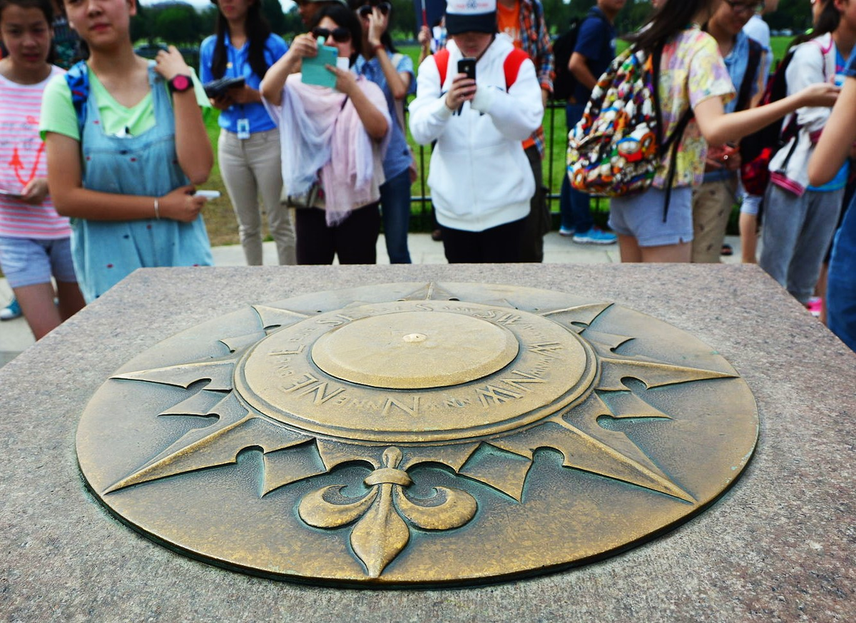 Ban đầu, giới chức Mỹ xây dựng Km0 để làm một cột mốc tính toán các con đường. Theo thời gian, cột mốc số 0 trở thành địa điểm mà nhiều du khách tới chiêm ngưỡng, chụp ảnh và sau đó ghé thăm Nhà Trắng.