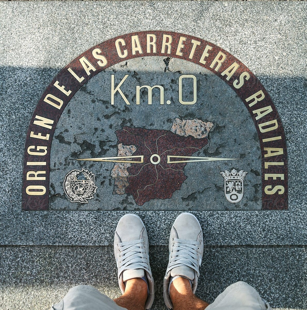 Vì thế, nhiều du khách sau khi tới Km0 sẽ qua bưu điện tham quan. Đặc biệt, vào thời khắc giao thừa, nhiều người dân tụ tập bên dưới chiếc động hồ của tòa Nhà bưu điện Hoàng gia và Km0 để chờ đón khoảnh khắc chuyển giao năm cũ sang năm mới.