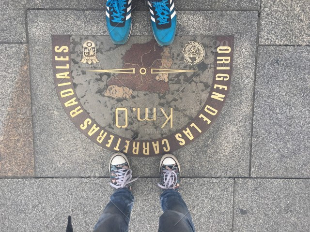 Sau khi tiếng chuông đồng hồ điểm sang năm mới, người dân sẽ ăn 12 quả nho để gặp may mắn trong 12 tháng tới. Đây là một truyền thống lâu đời ở Tây Ban Nha. Theo đó, du khách và người dân có thể check-in tại tòa Nhà bưu điện Hoàng gia và Km0 trong thời khắc quan trọng trên.