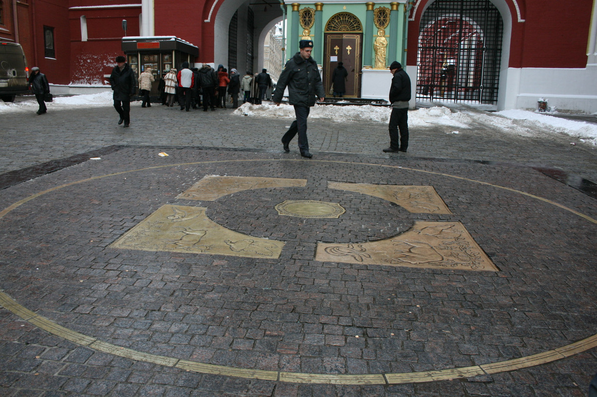 Cột mốc số 0 nổi tiếng nước Nga nằm phía trước cánh cổng Iberian ở thủ đô Moscow. Km0 này được làm làm bằng đồng và có khắc hình mặt trời.