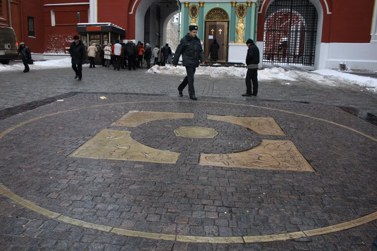 Cột mốc số 0 nổi tiếng nước Nga nằm phía trước cánh cổng Iberian ở thủ đô Moscow. Km0 này được làm làm bằng đồng và có khắc hình mặt trời.