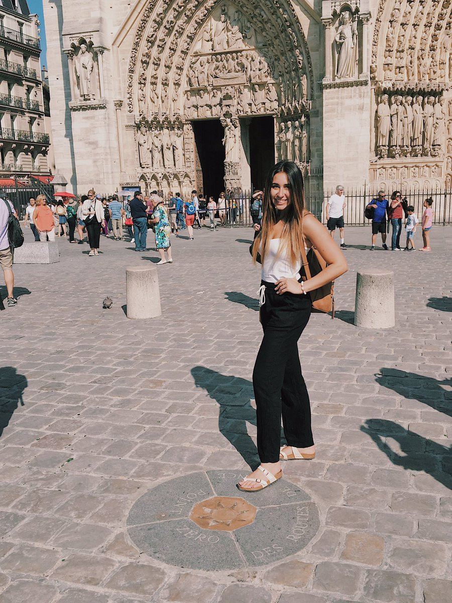 Mỗi năm, hàng triệu du khách ghé thăm thủ đô Paris đều đến nhà thờ Đức Bà Paris. Ở phía trước nhà thờ cổ kính này là cột mốc số 0 được làm từ 4 viên đá ghép thành hình tròn có đường kính 1m.