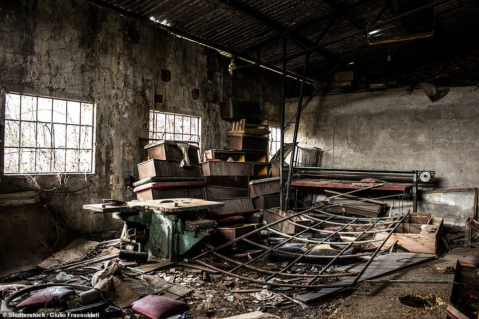 Tuy nhiên, ông Bagno qua đời vào năm 1995 khiến nơi đây dần bị quên lãng. Vào năm 2007, những người quản lý tài sản của ông quyết định đóng cửa "Las Vegas của Italy". Kể từ đó, nơi đây trở thành "thị trấn ma" vắng vẻ và tĩnh lặng đến rùng rợn.