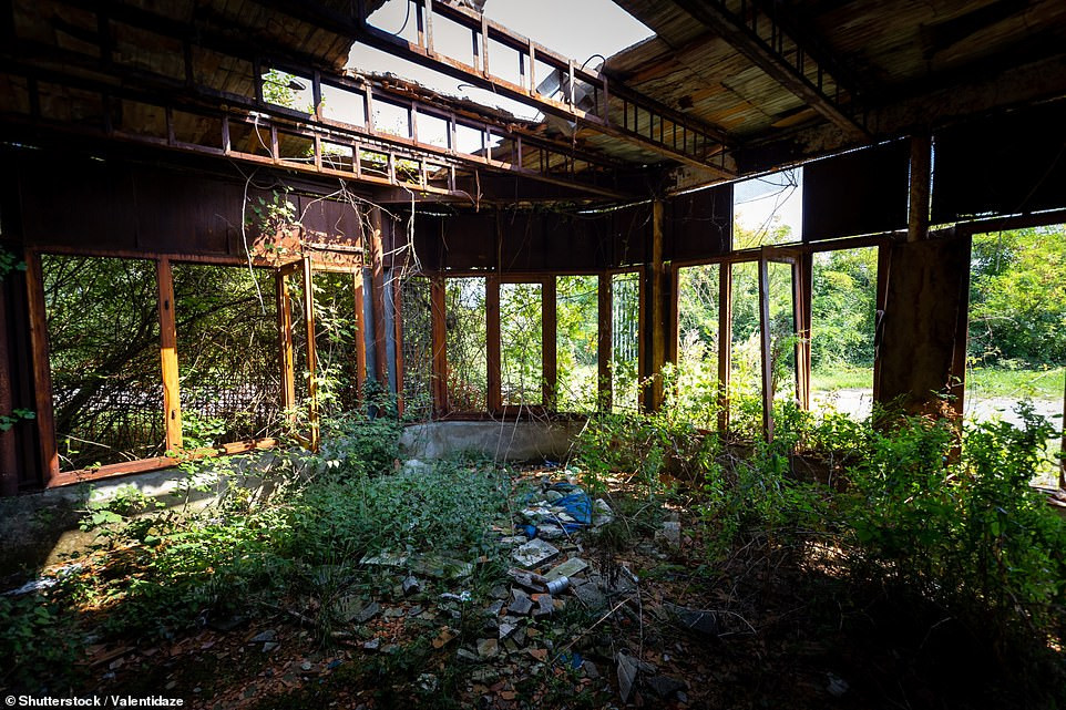 Vào năm 1976, một trận lở đất nghiêm trọng xảy ra khiến lối vào "thị trấn" bị phá hủy. Quá trình khắc phục sự cố mất một thời gian. Đến những năm 1980, ông Bagno thực hiện cải tạo, sửa sang lại khách sạn biến nơi đây thành khu dành cho người cao tuổi.