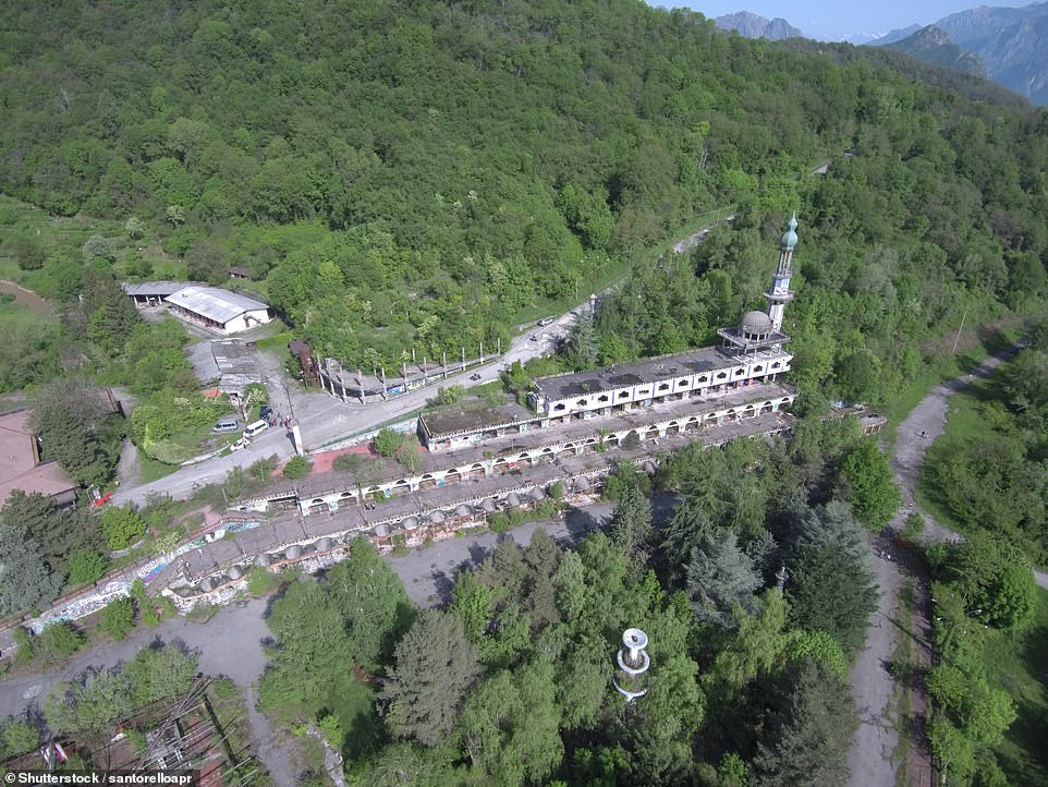 Cách Milan khoảng 80 phút lái xe, " thị trấn ma" Città dei Balocchi từng là địa điểm nổi tiếng thế giới thu hút nhiều người ghé thăm, nghỉ dưỡng và vui chơi.