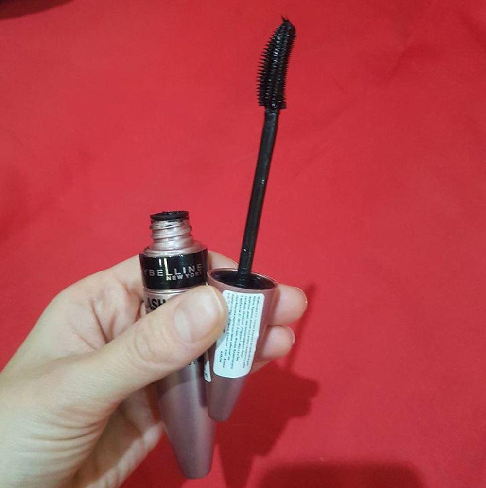 Sản phẩm trang điểm mắt có hạn sử dụng ngắn nhất. Khi chuốt mascara, vi khuẩn từ lông mi sẽ bám trên cọ, và mỗi khi chúng ta sử dụng, chúng ngày càng có nhiều hơn. Các chuyên gia khuyên bạn nên thay mascara 3 tháng một lần, vì sử dụng sản phẩm này lâu hơn có thể dẫn đến nhiễm trùng mắt.