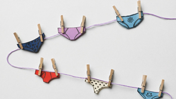 Bạn nên vứt bỏ một chiếc quần lót sau khi nó bị thủng hoặc có mùi. Nhiều loại vi khuẩn có thể tồn tại xung quanh ngay cả trên quần lót đã giặt. Trong hầu hết các trường hợp, điều này sẽ không dẫn đến các vấn đề về sức khỏe, nhưng việc thay mới quần lót của bạn ít nhất một lần mỗi năm vẫn hợp vệ sinh hơn.