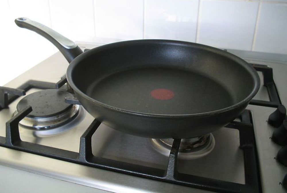 Những chiếc chảo này chỉ sử dụng được 2-3 năm và sau đó dụng cụ nấu nướng cần được thay thế, ngay cả khi lớp phủ trông còn nguyên vẹn. Sử dụng dụng cụ nấu nướng này trong thời gian dài có thể gây hại cho sức khỏe của bạn, vì Teflon (chất chống dính) có thể thải ra tới 6 loại khí độc.