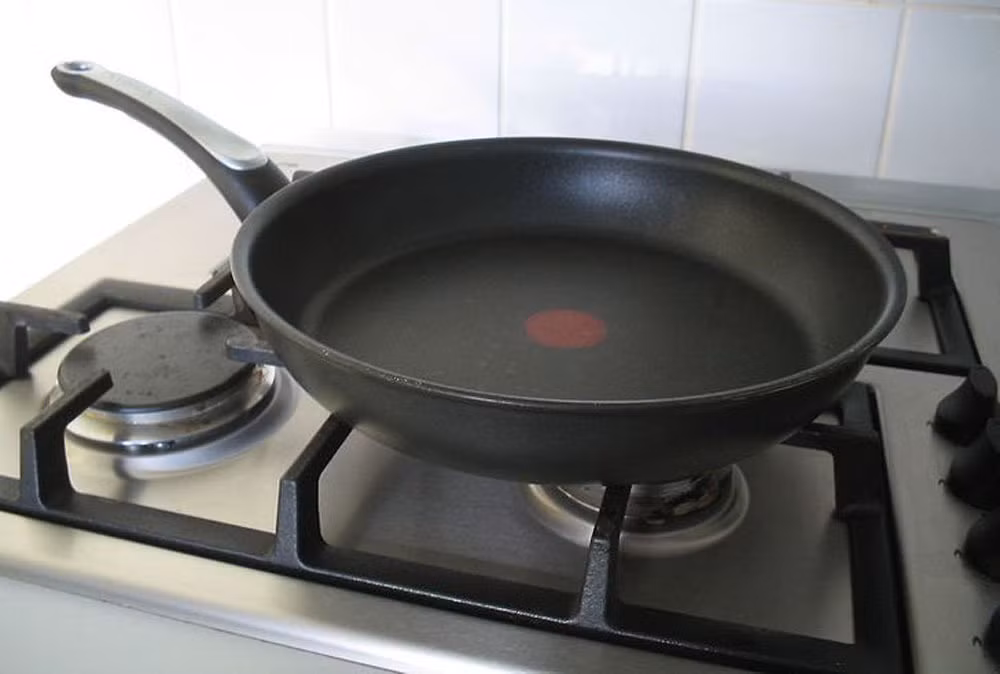 Những chiếc chảo này chỉ sử dụng được 2-3 năm và sau đó dụng cụ nấu nướng cần được thay thế, ngay cả khi lớp phủ trông còn nguyên vẹn. Sử dụng dụng cụ nấu nướng này trong thời gian dài có thể gây hại cho sức khỏe của bạn, vì Teflon (chất chống dính) có thể thải ra tới 6 loại khí độc.