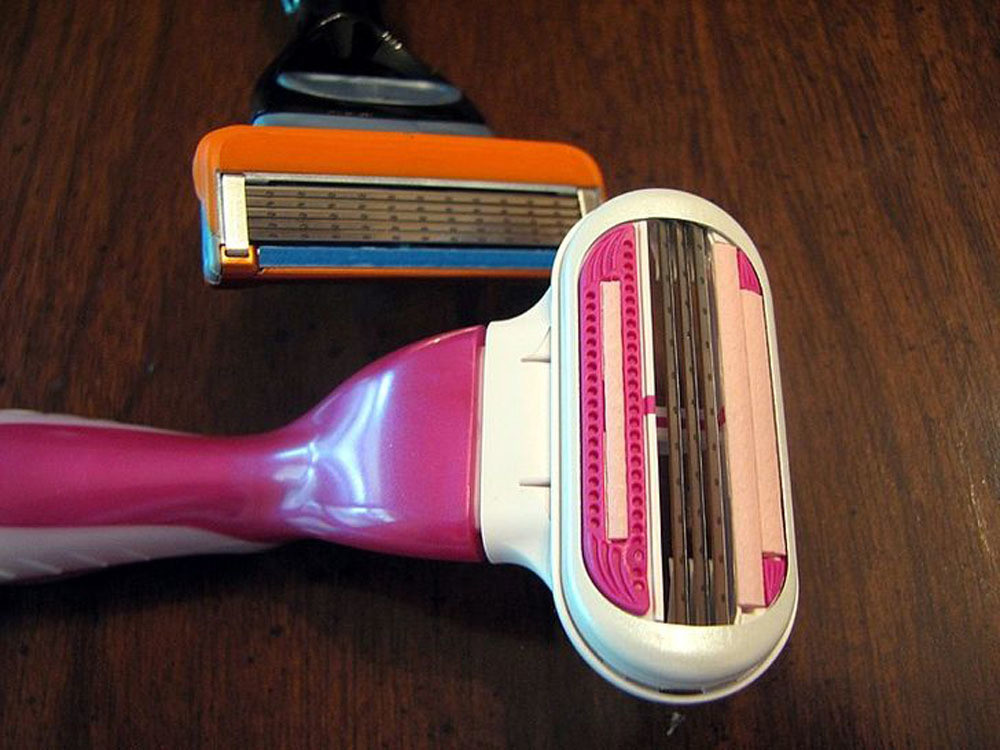 Chuyên gia khuyên rằng, những người dùng dao cạo râu hàng ngày nên thay đầu dao cạo râu sau 1-2 tuần sử dụng. Đối với những người sử dụng dao cạo vài lần một tuần, bạn nên thay sau 4-6 tuần. Sử dụng một lưỡi dao xỉn màu có thể gây ra kích ứng, vết cắt.