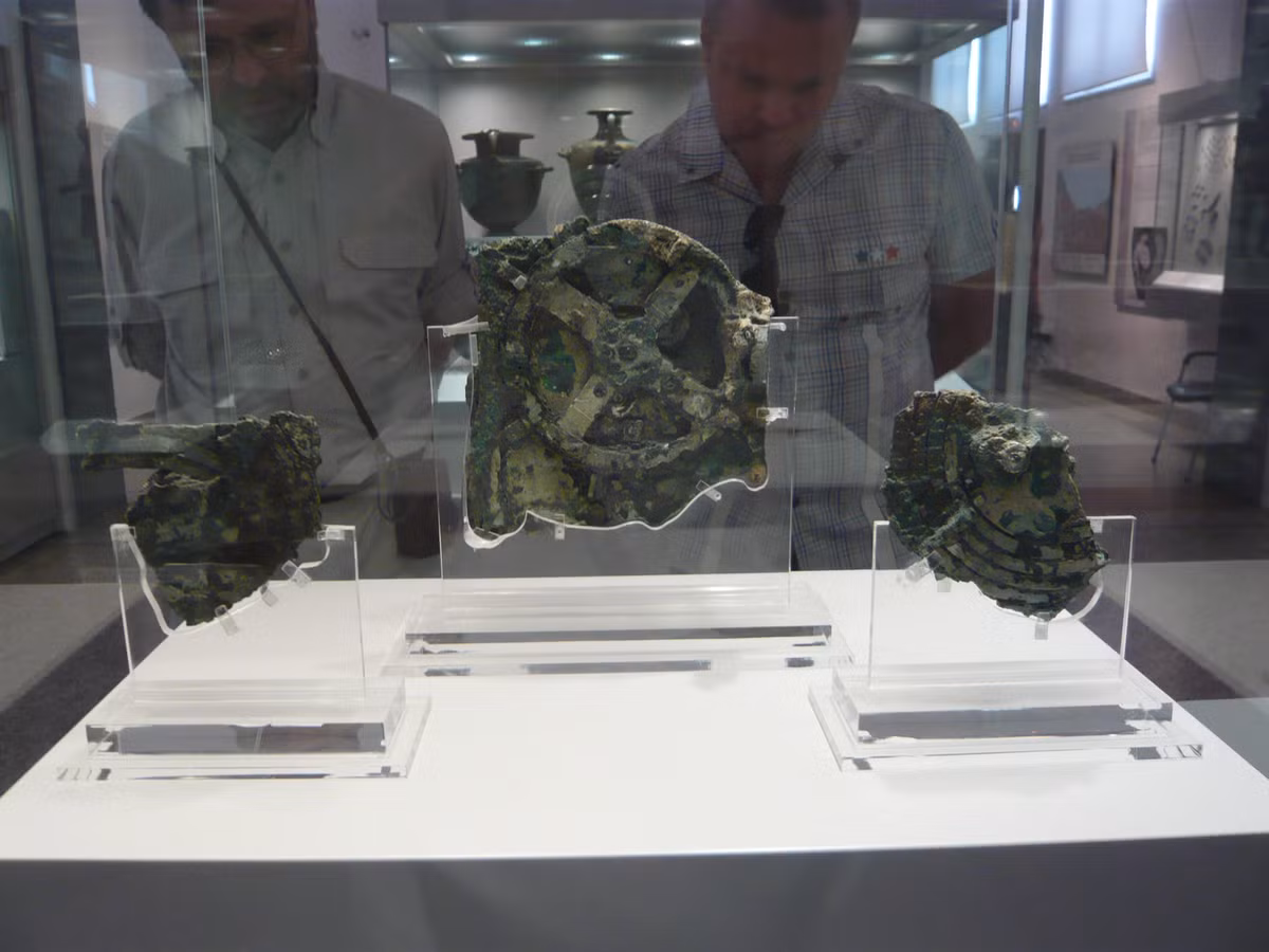 Ấn tượng hơn là cỗ máy Antikythera có một lỗ nhỏ miêu tả sự di chuyển của Mặt trăng qua các thời điểm khác nhau.