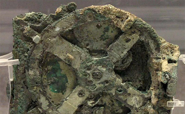 "Siêu máy tính" Antikythera được giới khảo cổ tìm thấy trên xác tàu đắm ở biển Aegean gần đảo Antikythera, Hy Lạp vào năm 1902. Sau khi tìm thấy và tiến hành một số kiểm tra, các chuyên gia xác định nó là một phát minh của Hy Lạp cổ đại.