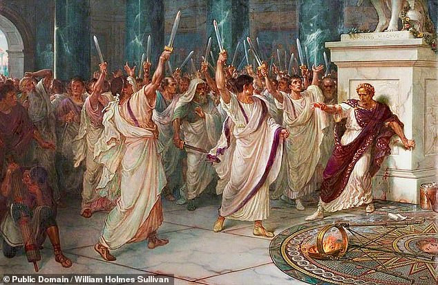 Julius Caesar bị ám sát vào năm 44 trước Công nguyên. Hai năm sau, người ta cho đúc đồng xu vàng siêu hiếm mới được bán đấu giá trên để tưởng nhớ vị tướng La Mã Caesar khi ông bị 60 thượng nghị sĩ đâm 23 nhát dao dẫn đến tử vong.