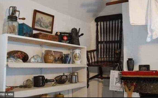 Theo một số tài liệu, trước khi giết người, Busby buông lời nguyền rằng bất cứ người nào ngồi lên chiếc ghế yêu thích của gã đều sẽ chết trong đau đớn.