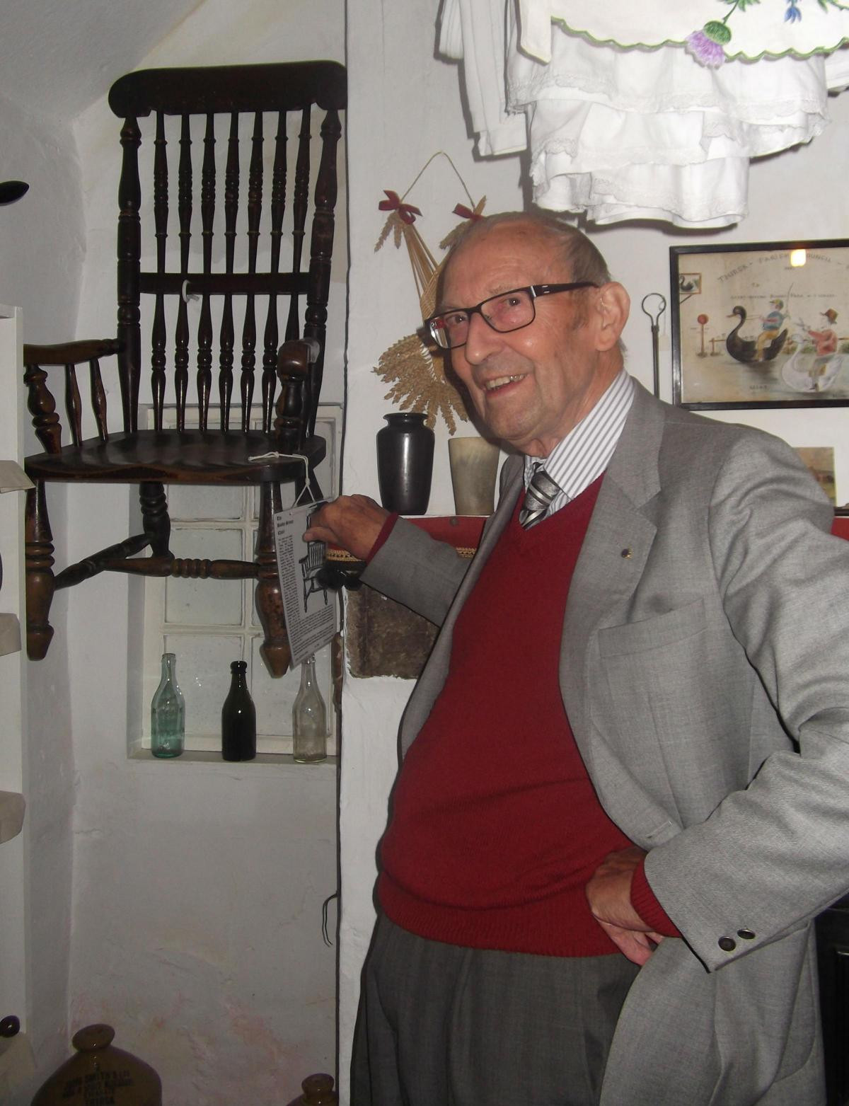 Vào một hôm khác, người phục vụ trong quán trọ của Tony Earnshaw vô tình trượt chân và ngồi lên chiếc ghế bị nguyền rủa. Về sau, người này chết vì u não. Trước cái chết của nhiều người, Tony Earnshaw đem cất chiếc ghế của Busby xuống tầng hầm để không còn ai ngồi lên nó nữa. Tuy nhiên, một người giao hàng trong lúc xếp đồ vào tầng hầm vô tình ngồi lên chiếc ghế đó. Ngay trong ngày hôm đó, người giao hàng gặp tai nạn và tử vong.