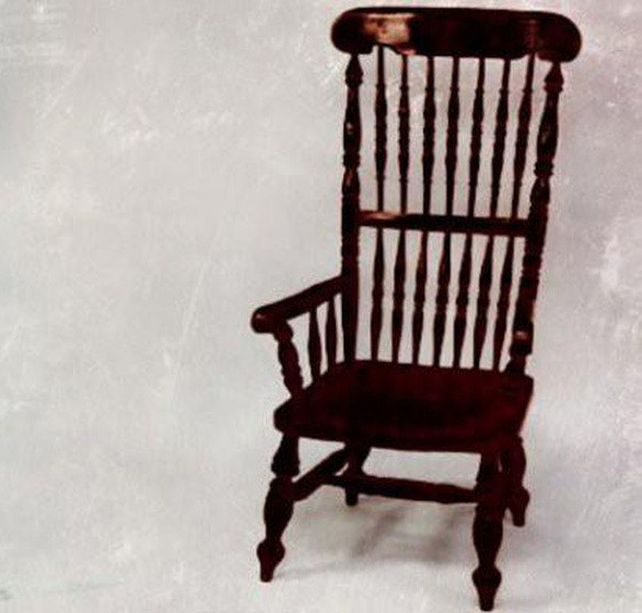 Nạn nhân đầu tiên được cho là 2 phi công Anh ngồi lên chiếc ghế của Busby đặt trong quán trọ của Tony Earnshaw vào những năm 1960. Vài ngày sau khi ngồi lên chiếc ghế, 2 người này tử vong trong một tai nạn ô tô.