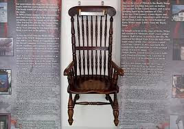 Sau khi tội ác bị phát giác, Busby bị đưa ra xét xử và kết án tử hình. Trong suốt nhiều năm, không ai nhớ đến lời nguyền của gã tử tù. Chỉ đến khi một số người bỏ mạng một cách đột ngột và bí ẩn sau khi ngồi lên chiếc ghế của Busby thì lời nguyền đó được nhiều người tin là thật.