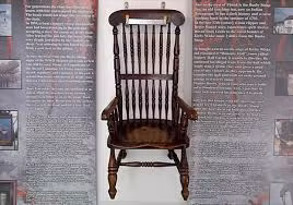 Sau khi tội ác bị phát giác, Busby bị đưa ra xét xử và kết án tử hình. Trong suốt nhiều năm, không ai nhớ đến lời nguyền của gã tử tù. Chỉ đến khi một số người bỏ mạng một cách đột ngột và bí ẩn sau khi ngồi lên chiếc ghế của Busby thì lời nguyền đó được nhiều người tin là thật.