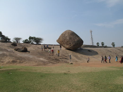 Vì vậy, trong hơn 1.300 năm qua, tảng đá khổng lồ này nằm nguyên một chỗ, không xê dịch.