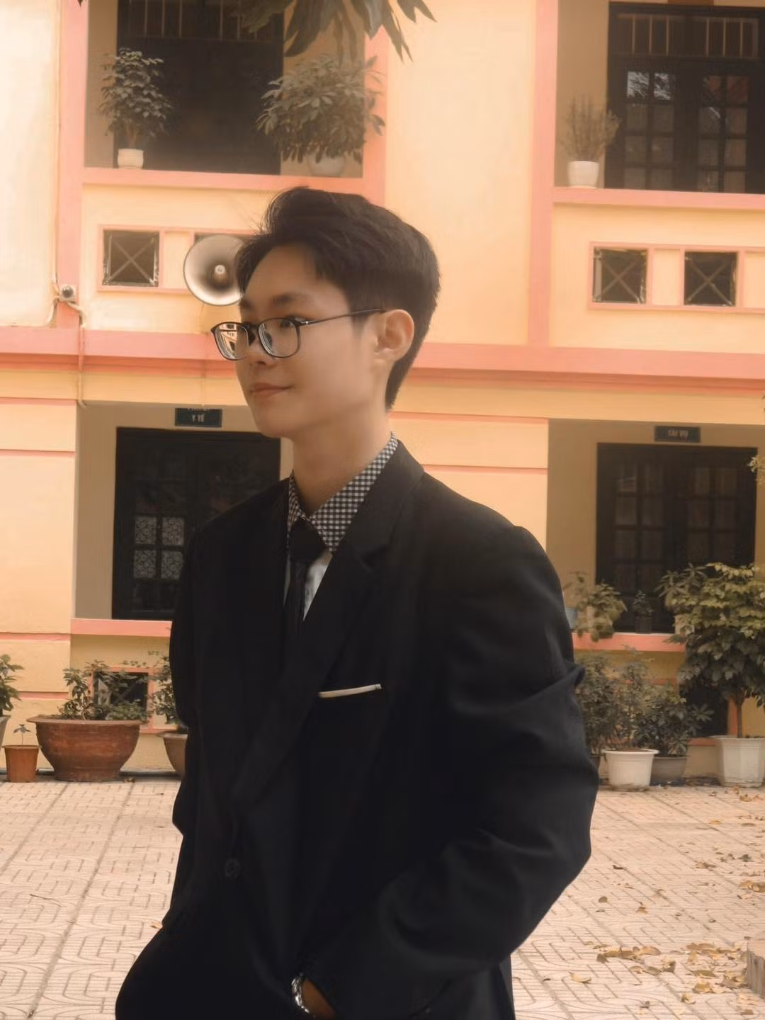 Chủ nhân của bức vẽ giấy nháp là em Bùi Phi Long - học sinh Trường THPT Đống Đa (Hà Nội). Bức tranh được Long vẽ vào 20 phút cuối giờ làm bài của môn thi toán.