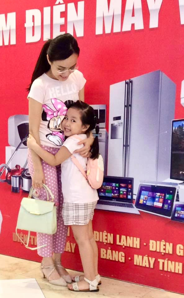 Cụ thể, nữ BTV VTV viết: "Hôm nay - ngày sinh nhật con, cũng thế, giờ này mẹ mới kết thúc buổi ghi hình. Ngày trước khi mình còn dẫn các bản tin thời sự thì sự trễ muộn này là rất thường xuyên. Và em chính là một trong những chiến sĩ kiên cường nhất, cũng thiệt thòi nhất, khi luôn chấp nhận đến mức trở thành thói quen, coi đó như một lẽ đương nhiên với sự trễ muộn này của mẹ".