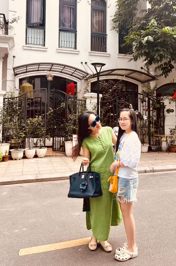 Cô bé Kỳ Uyên đã cao ngang bằng mẹ và nhận được nhiều lời khen về nhan sắc.