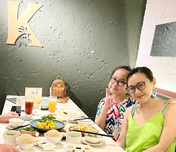 Mỗi lần xuất hiện cùng mẹ, cô bé đều khiến cư dân mạng trầm trồ vì ngoại hình nổi trội.