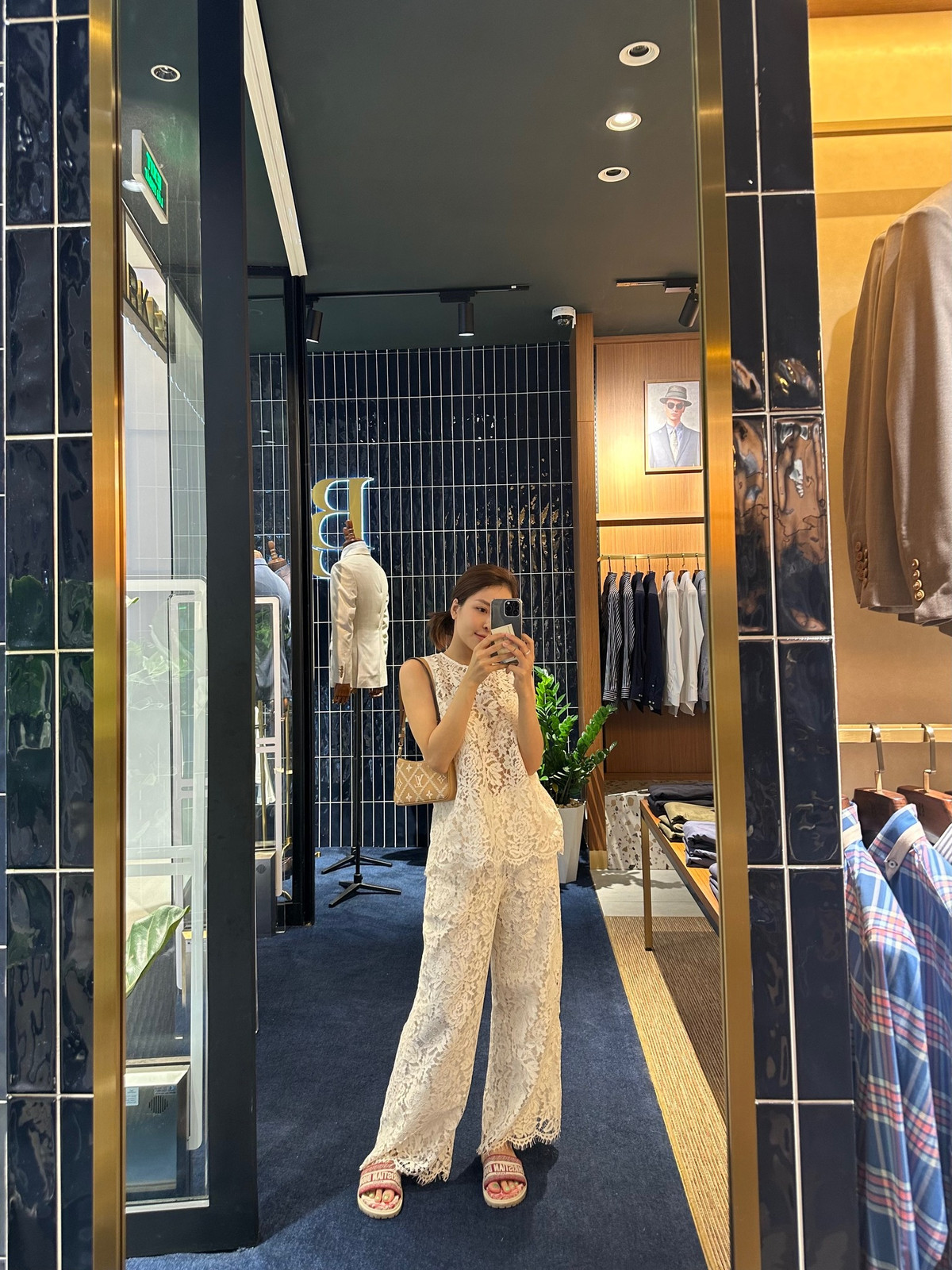 Từ việc cô nàng mua ô tô đắt tiền, xài những món hàng hiệu có giá trị, sử dụng những loại hình thể thao cao cấp như golf...là minh chứng.