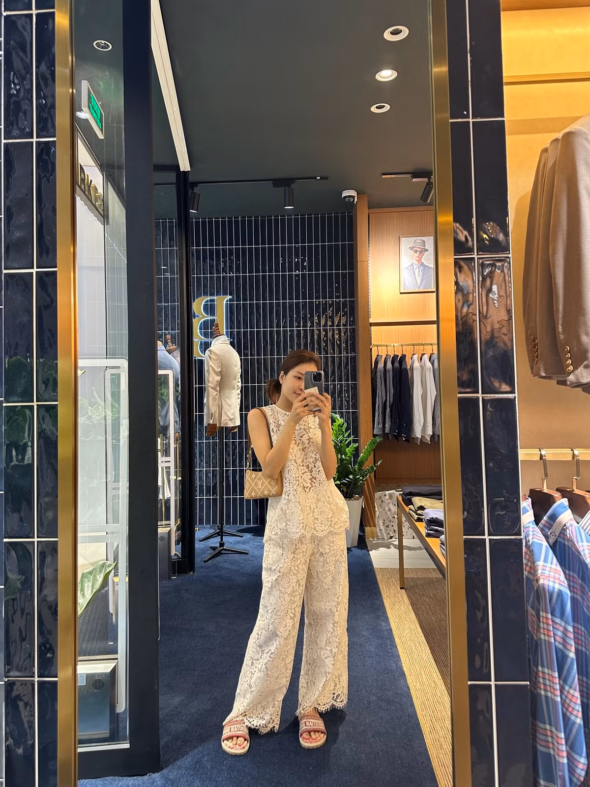 Từ việc cô nàng mua ô tô đắt tiền, xài những món hàng hiệu có giá trị, sử dụng những loại hình thể thao cao cấp như golf...là minh chứng.