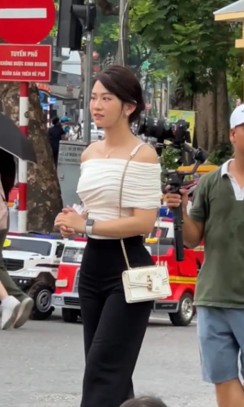 Hot girl sinh năm 1995 mặc trang phục công sở, thanh lịch nhưng vẫn khoe được vóc dáng thon gọn, cuốn hút của mình. Ảnh cắt ra từ clip