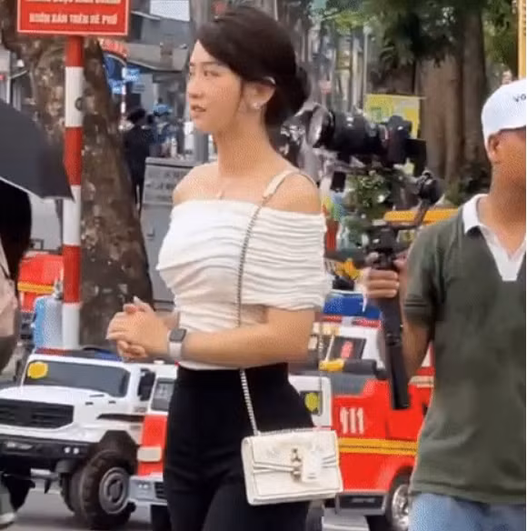 Mới đây, trong khi đang chụp hình trên phố đi bộ ở Hà Nội, Lê Bống vô tình lọt vào ống kính của người đi đường. Khoảnh khắc này của cô bất ngờ nhận được bình luận tích cực. Ảnh cắt ra từ clip