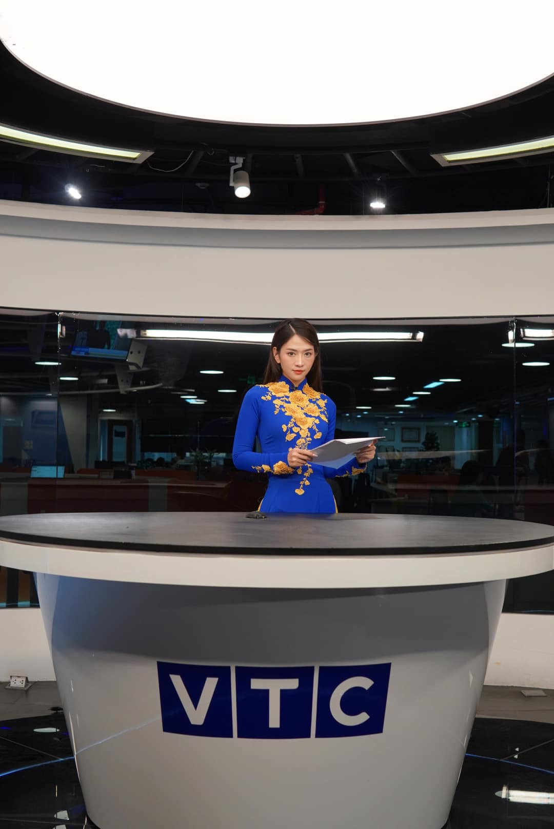 Sau thời gian theo học lớp MC của Trần Ngọc, Lê Bống còn đảm nhận vai trò người dẫn chương trình bên cạnh nam diễn viên Huỳnh Anh.