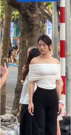 Khác với trước đây, hình ảnh này của Lê Bống được khen ngợi, netizen cho rằng phong cách này phù hợp với cô, giúp lấy lại điểm số trong lòng người hâm mộ. Ảnh cắt ra từ clip