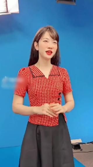 Qua hình ảnh được nữ TikToker đăng tải và ảnh thực tế trên sóng truyền hình, có thể thấy nhan sắc nổi bật của cô nàng.