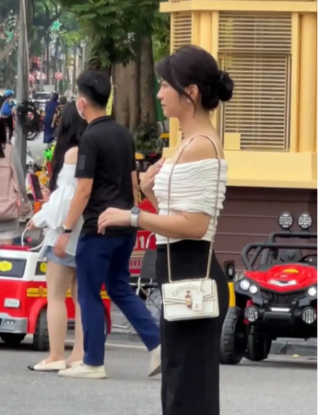 Không những vậy, gương mặt thanh tú, nhan sắc xinh đẹp của hot girl Lê Bống qua camera thường cũng nhận được nhiều lời khen. Ảnh cắt ra từ clip