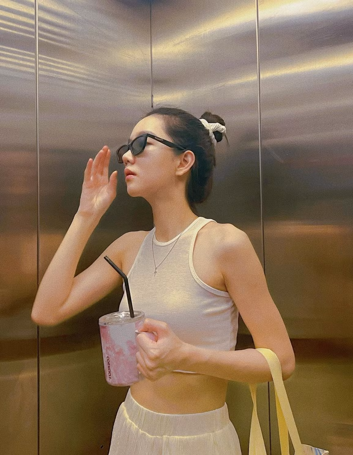 Với vẻ đẹp gợi cảm và ngoại hình sáng, ngọc nữ thể thao Thái Lan "lấn sân" nghệ thuật thứ 7, từng xuất hiện trong một số phim truyền hình và điện ảnh.