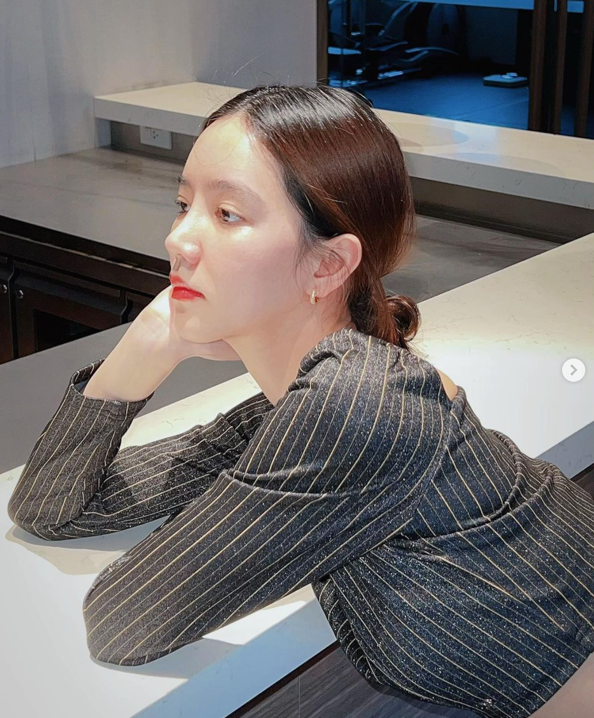 Rời sàn tập, cô là người mẫu thời trang nổi tiếng. Hoa khôi làng cầu lông Thái Lan từng làm gương mặt ảnh bìa cho nhiều tạp chí.