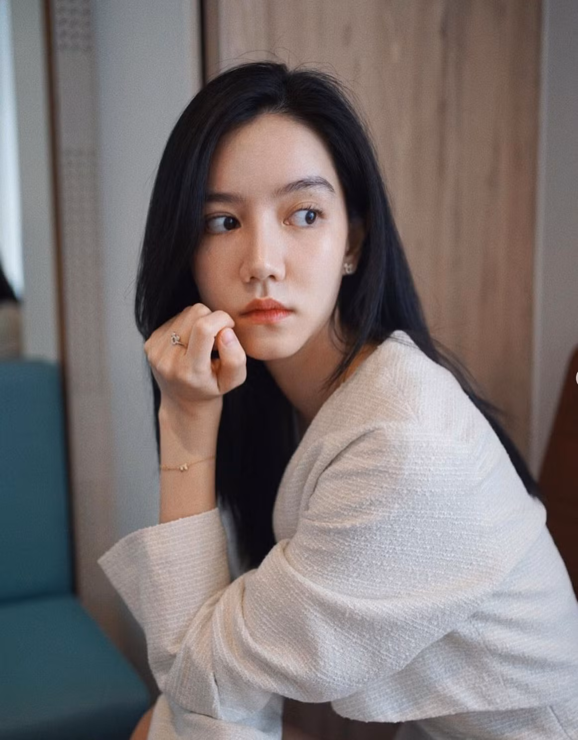 Người đẹp sinh năm 1994 mang vẻ đẹp lai ngọt ngào quyến rũ bởi cô mang trong mình tới 6 dòng máu: Thái, Philippines, Úc, Anh, Thụy Sỹ và Tây Ban Nha.