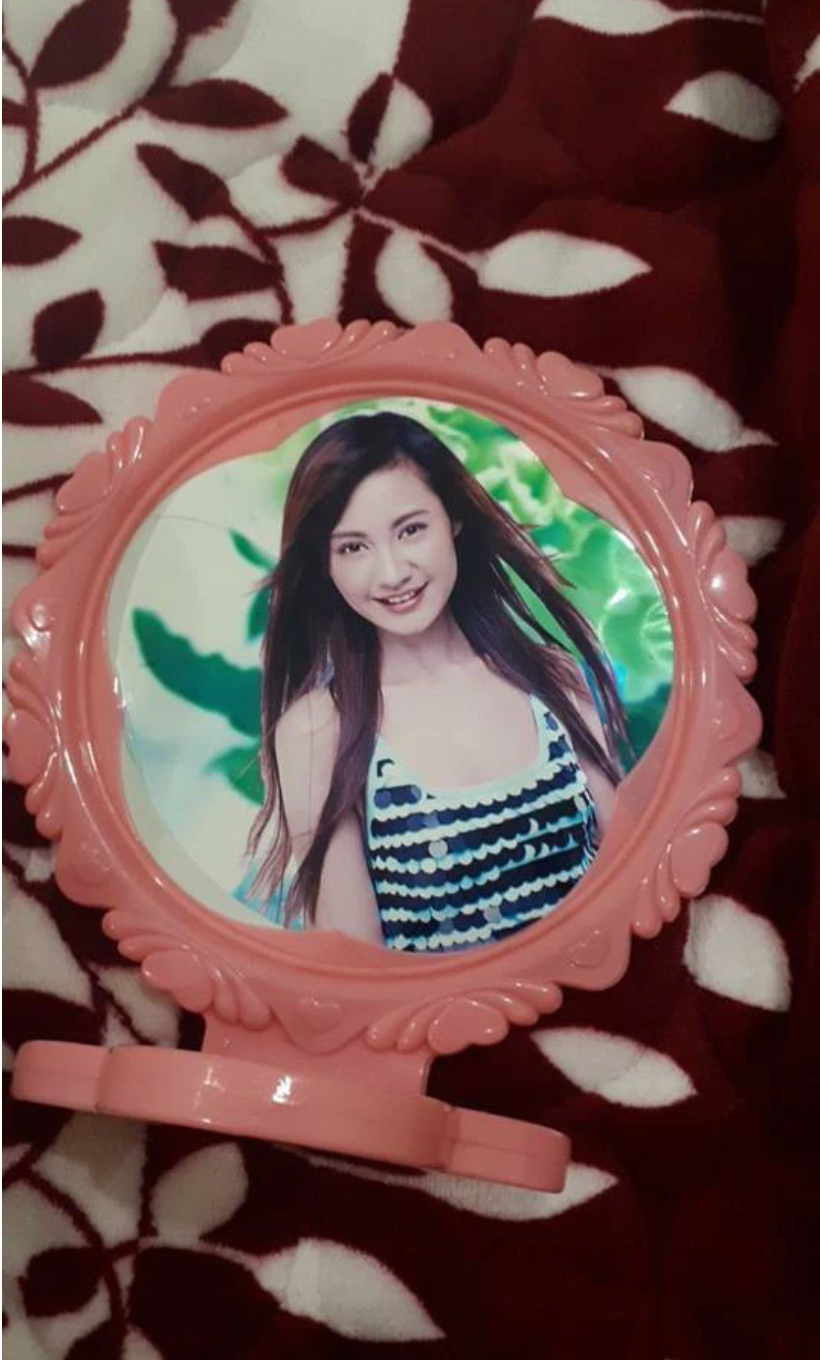 Nhìn thì có vẻ mỏng manh, thế mà sức sống của những món đồ tuổi thơ kiểu này lại cực kì mãnh liệt.