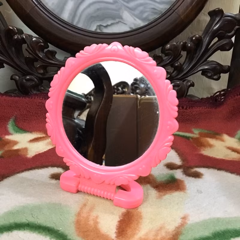 Cũng bằng chiếc gương này, các cô gái đã tập tành làm quen với những món đồ trang điểm đầu tiên như son gió, phấn Con Én...