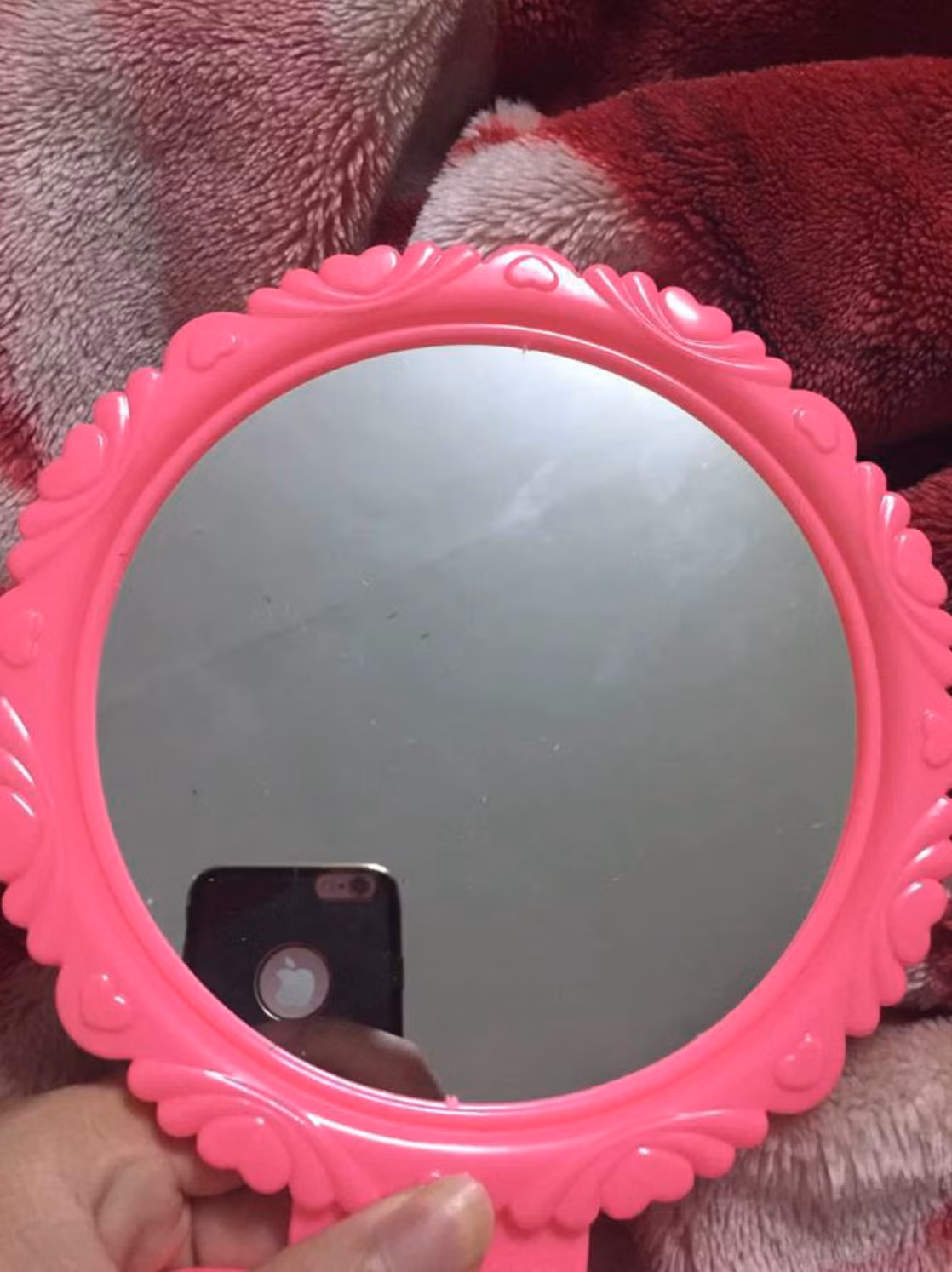 Mới đây, trên MXH cư dân mạng đua nhau khoe hình ảnh một thứ phụ kiện huyền thoại đó là chiếc gương nhựa tròn.