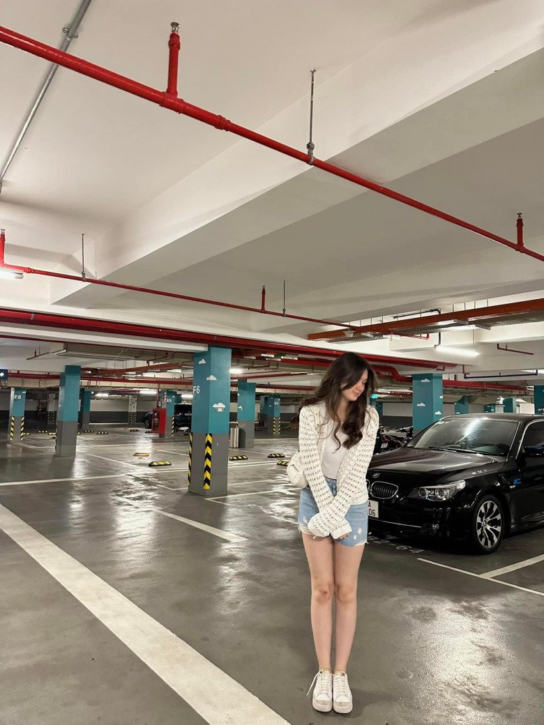 Sở hữu chiều cao gần 1m8 lại có vóc dáng sớm trổ mã của cô thiếu nữ, Thanh Giang yêu thích những bộ trang phục trẻ trung, lại khéo khoe được vòng eo nuột nà.