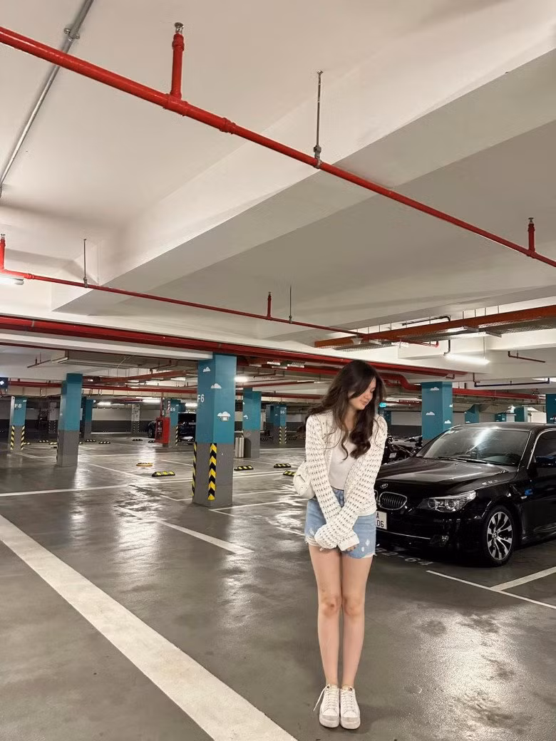 Sở hữu chiều cao gần 1m8 lại có vóc dáng sớm trổ mã của cô thiếu nữ, Thanh Giang yêu thích những bộ trang phục trẻ trung, lại khéo khoe được vòng eo nuột nà.