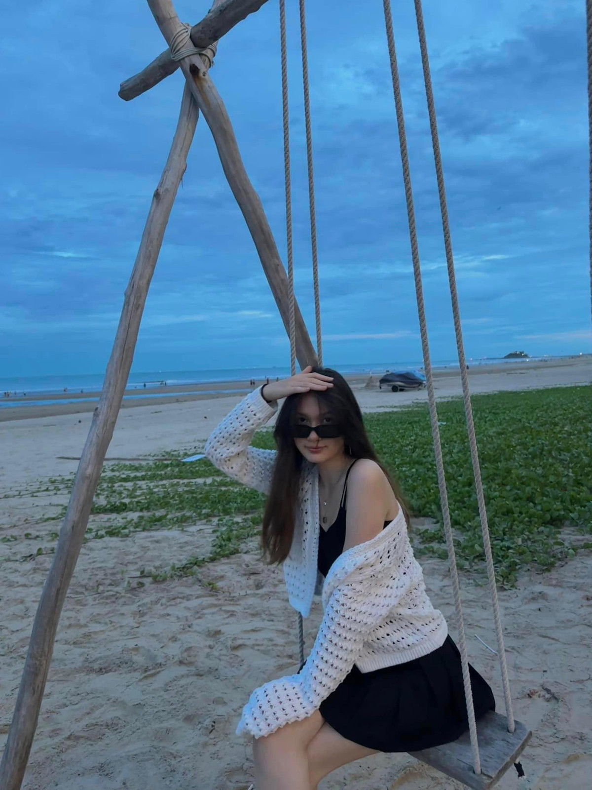 Cô thiếu nữ 16 tuổi diện váy 2 dây và khoác hững hờ áo len đan bên ngoài. Đôi vai trần thon gọn cùng làn da trắng mịn của Thanh Giang làm ai nấy không khỏi trầm trồ.