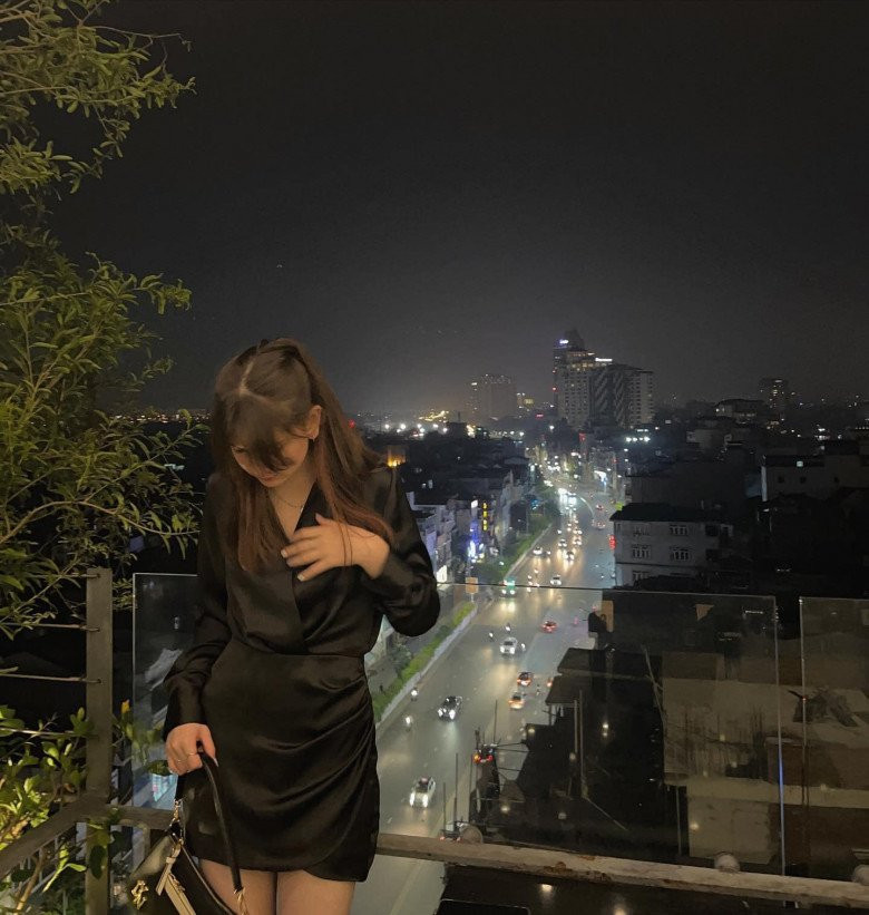 Trong một lần hiếm hoi chia sẻ cùng báo chí, chàng thủ môn điển trai tiết lộ trong cuộc đời, anh có 3 người phụ nữ quan trọng nhất là mẹ ruột, em gái và chị họ - diễn viên múa Linh Nga.