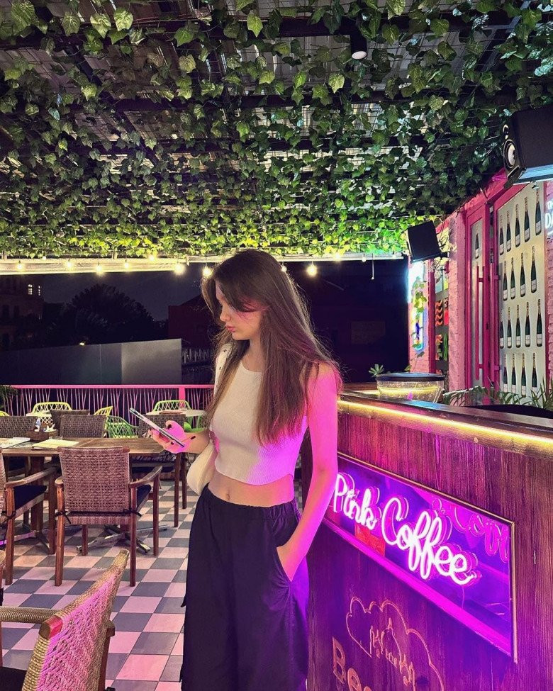 Từ một số khoảnh khắc đăng tải trên Instagram gần đây, ai cũng trầm trồ trước nhan sắc của cô bạn.