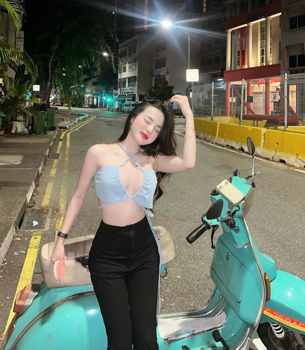 Điểm thu hút sự chú ý ở nữ DJ này là phong cách ăn mặc gợi cảm, cô chuộng thời trang này dù là nơi đông người.